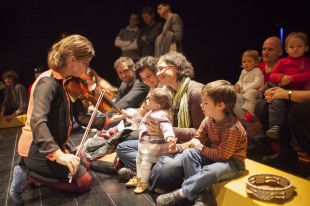 Infants descobreixen la música a 'Concerts per a nadons' del Festival Temporada Alta