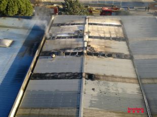 Un incendi crema part d'una nau industrial de productes químics a Riudellots