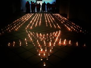 Més de 2.000 persones encenen una estelada amb 890 espelmes a Vall de Núria