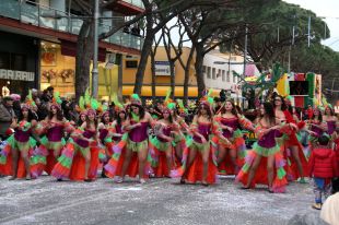 Més de 4.500 figurants i 69 colles participen a la rua de Carnestoltes de Platja d'Aro