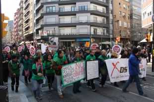 Unes 200 persones es manifesten a Girona contra la corrupció i els mercats econòmics