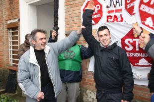 La PAH atura el desnonament d'un pare de 27 anys del barri de Sant Narcís de Girona 