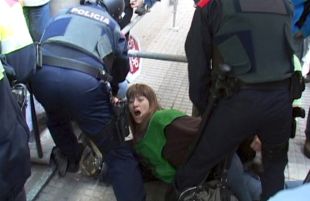 Enfrontament entre membres de la PAH i els Mossos al intentar ocupar un banc a Girona