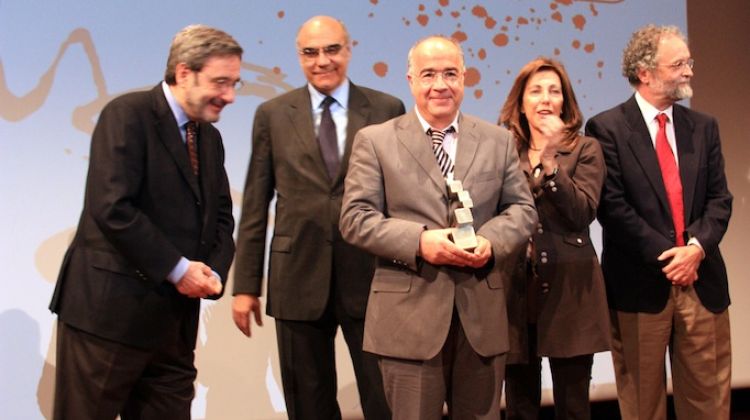 El director financer de Metalquimia, acompanyat del jurat i del guanyador de l'edició anterior © ACN
