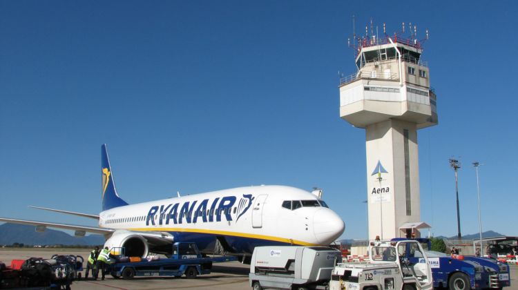 Un avió de Ryanair a l'aeroport de Girona (arxiu)