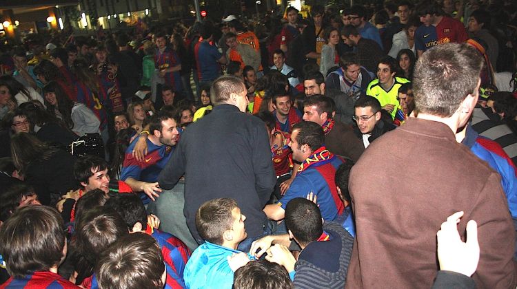 Milers de barcelonistes s'han aplegat i cridat consignes a favor del Barça i contra el R. Madrid © M. Estarriola
