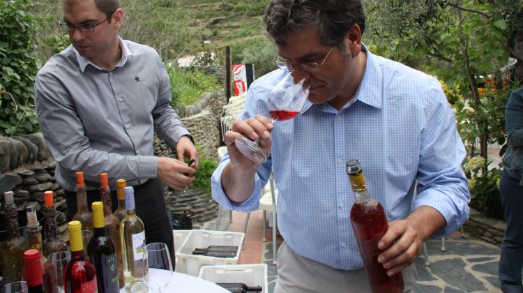 El director del celler Espelt, Xavier Cepero, olorant el vi submarí © ACN