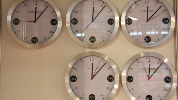 L'empresa Bcnclock ha creat el producte Cataclock que són rellotges amb l'hora catalana © ACN