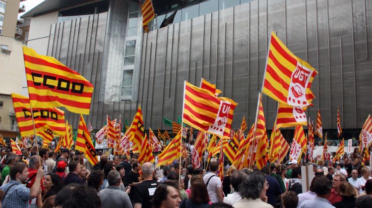 Els manifestants davant la delegació del Govern a Girona