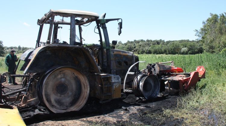 El tractor cremat en l'incendi a Serra de Daró © ACN