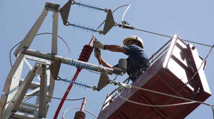 Un operari d'Endesa reparant una de les torres de tensió © ACN
