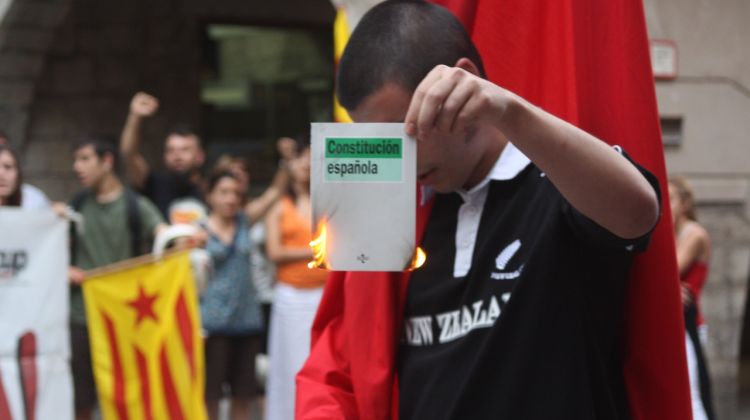 Els manifestants van cremar un exemplar de la Constitució Espanyola © M. Estarriola