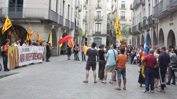 Prop de 100 persones es van aplegar a la Plaça del Vi © M. Estarriola