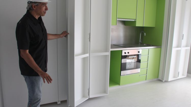 La cuina del pis queda tapada per unes portes plegables que fan que l'espai sigui més ampli © ACN