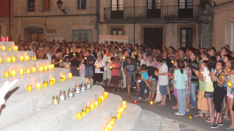 Prop de 700 persones s'han aplegat amb espelmes davant de l'església © M. Estarriola