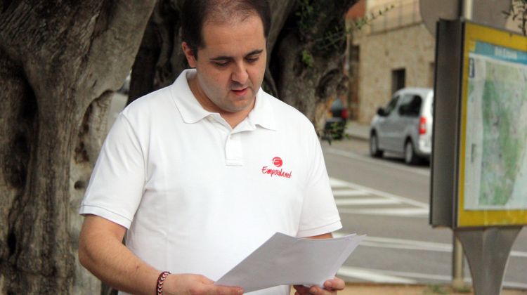 Xavier Sánchez, amb la factura de més de 1.000 euros a la mà © ACN