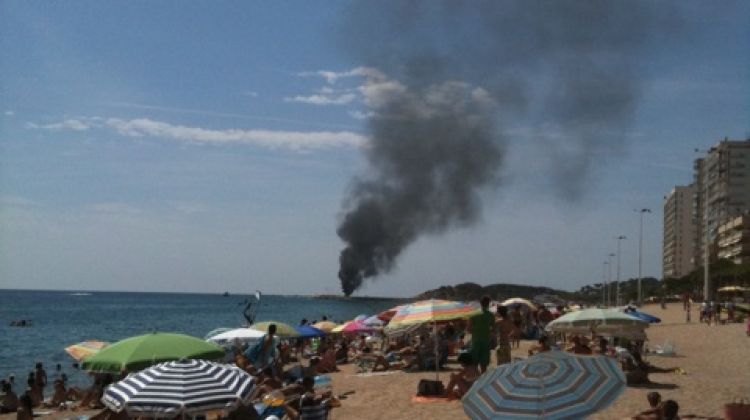 La columna de fum de l'embarcació cremada vista des de la Platja Gran de Platja d'Aro © Mireia