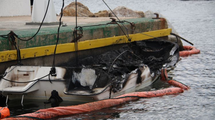 Aquest és l'estat en que ha quedat l'embarcació una vegada cremada © ACN