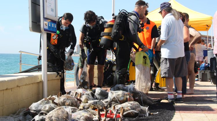 El resultat: més de 200 quilos de brutícia retirada del fons marí de la platja de Sa Palomera © ACN