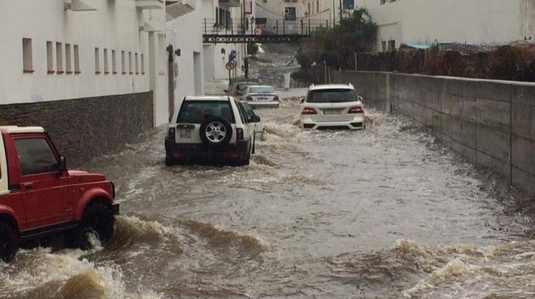 Vehicles sorpresos en ple temporal a la riera de Cadaqués. Pilar Rahola