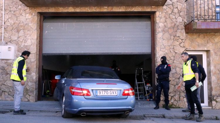 Els agents s'emporten un cotxe d'alta gamma del garatge d'un dels habitatges escorcollats al barri gitano. ACN