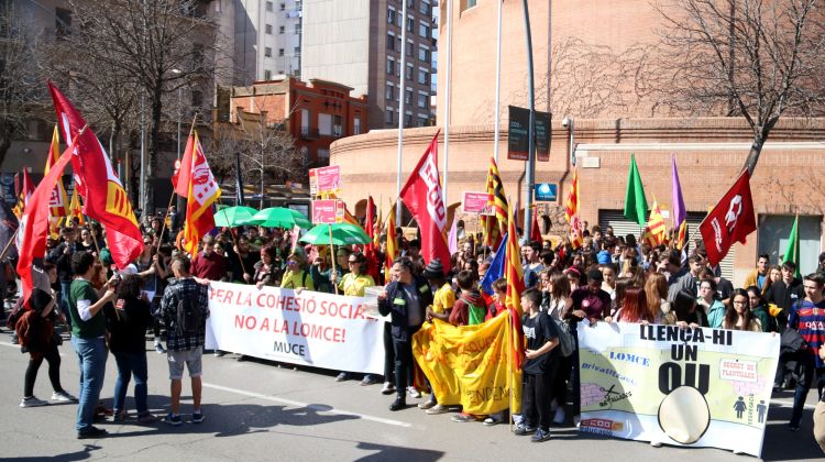 La manifestació davant la subdelegació del govern espanyol, aquest matí. ACN