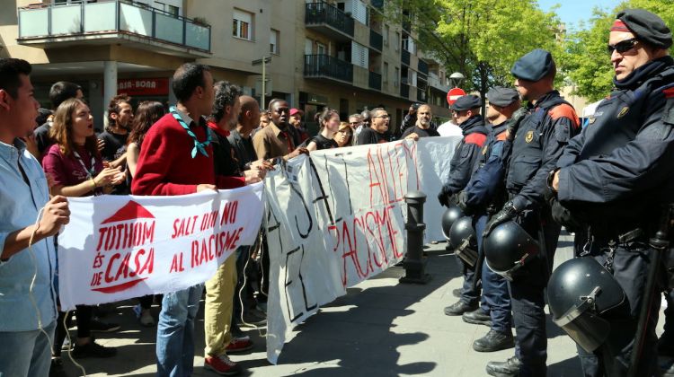 Els antifeixistes amb pancartes davant el cordó policial. ACN