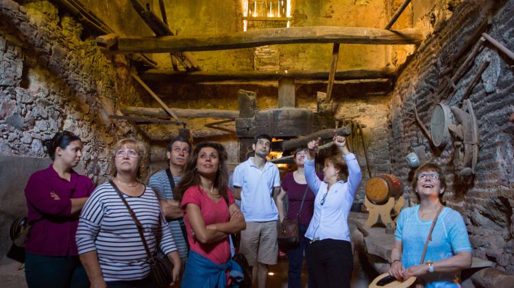 Visitants a l'interior d'una masia catalana en l'edició de l'any passat. Catpress