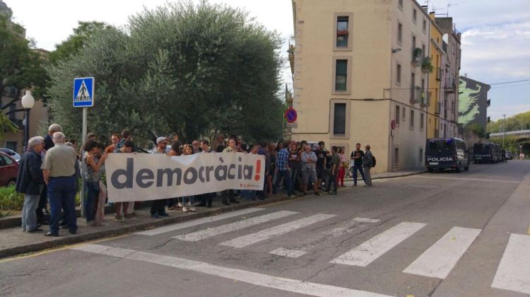 Els concentrats davant la comissaria de la Policia Nacional. Girona Vota