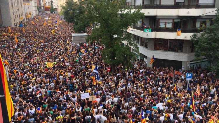 Milers de persones aplegades a la seu de la Generalitat a Girona. E. Don