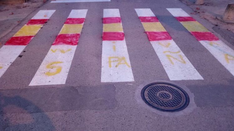 Un pas de vianants pintat pels espanyolistes