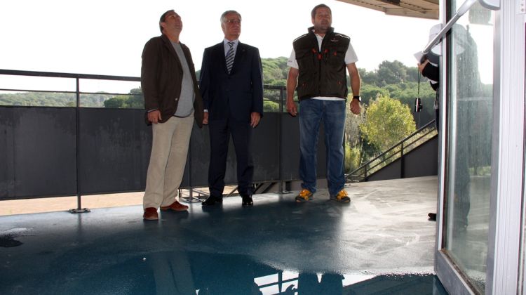 L'alcalde de Blanes, Josep Trias, el regidor de Medi Ambient, Celestino Lillo, i el cap de manteniment davant d'una bassa © ACN