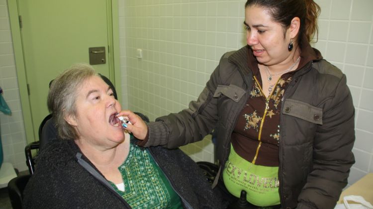La Margarita es pren a la consulta del doctor Ramió l'esprai de cànnabis per millorar la rigidesa © ACN