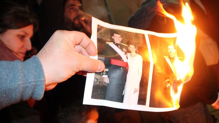Una de les nomboses fotos de Felip VI que avui s'han cremat a Girona. ACN