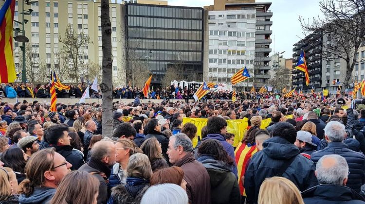 10.000 persones es manifesten a Girona contra la detenció de Puigdemont a Alemanya el 25 de març. Jaume Montserrat