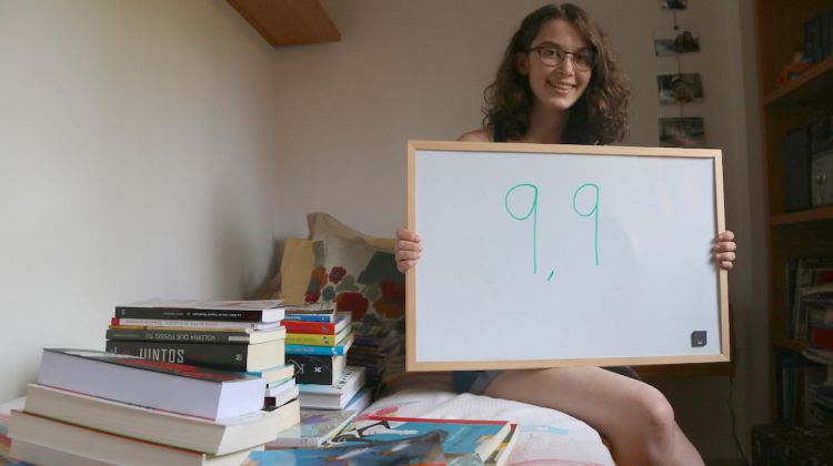 Rosa Milian, una de les millors notes de les PAU a Catalunya, a la seva habitació, ensenyant la nota que ha tret. ACN