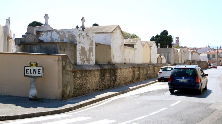 Un carrer d'entrada al municipi d'Elna. ACN