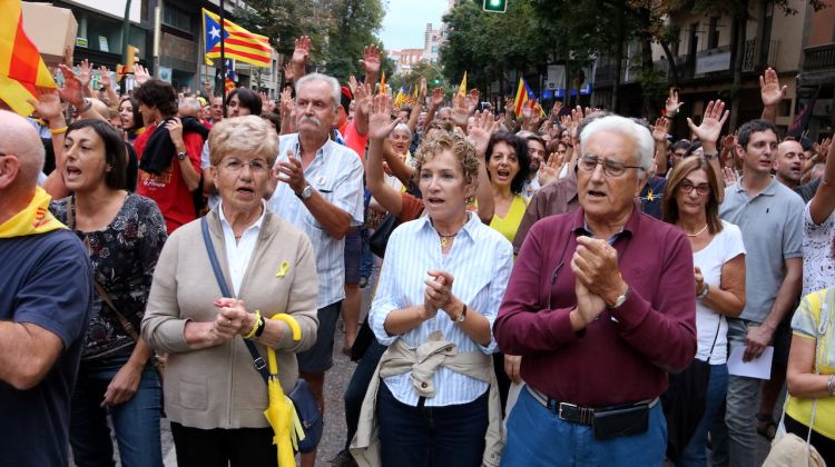 La manifestació recorrent la Gran Via Jaume I. ACN