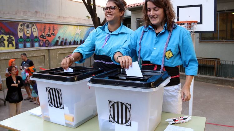 Dues membres de la colla castellera votant al Col·legi Verd de Girona. ACN