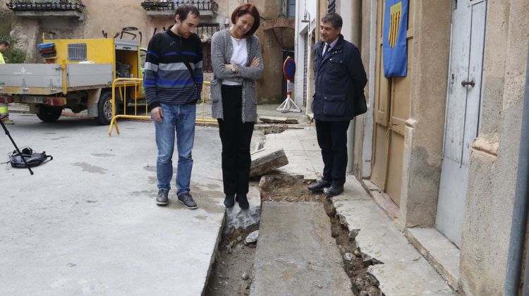 L'alcaldessa de Girona, Marta Madrenas, mirant la pedra antiga que s'ha retirat. ACN