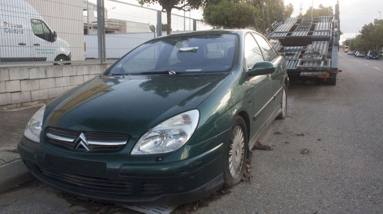 Un vehicle abandonat aparcat al carrer de la Indústria de Girona. M. Estarriola
