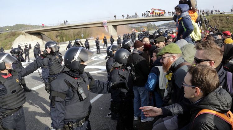 Els Mossos han fet retrocedir els manifestants fins darrere el voral de l'AP-7 a Girona. ACN