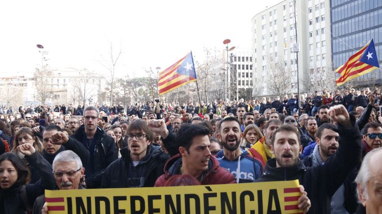 Els manifestants davant la subdeletació del govern espanyol. ACN