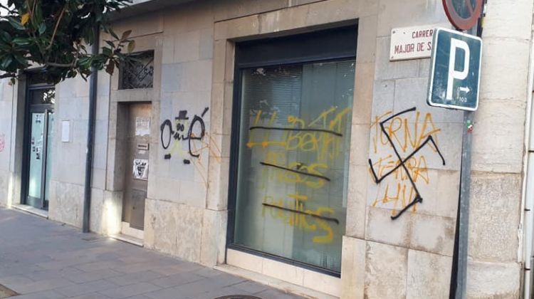 Una esvàstica pintada a la façana de l'Ajuntament de Sarrià de Ter. ACN