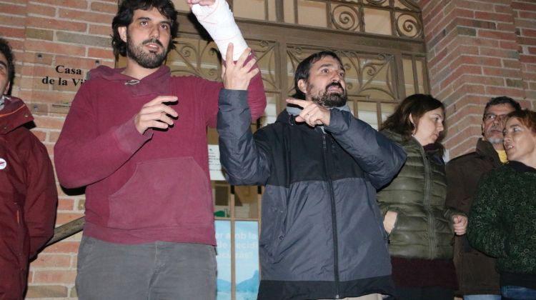L'alcalde de Verges, Ignasi Sabater, mostrant la mà enguixada arran de la detenció juntament amb l'alcalde de Celrà, Dani Cornellà. ACN