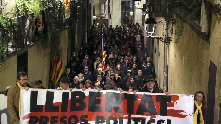 La manifestació avançant pels carrers de Girona. ACN