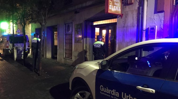 Dispositiu policial el novembre de l'any passat en un dels bars considerats problemàtics per l'Ajuntament. Guàrdia Urbana de Figueres