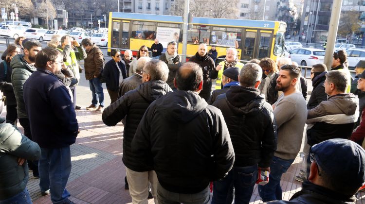 Un moment de l'assemblea de taxistes celebrada a la Plaça d'Espanya de Girona. ACN