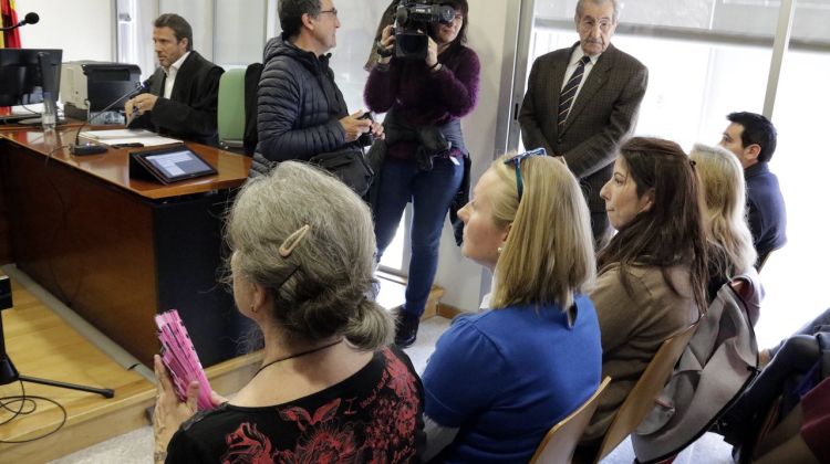 Els cinc acusats de malmetre els "tòtems de la Dignitat" de Girona asseguts al banc dels acusats. ACN