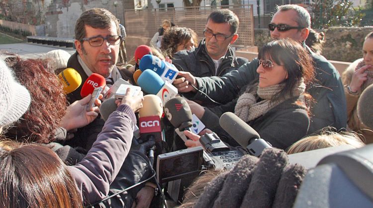 Carles Monguilod atenent els mitjans de comunicació a les portes dels Jutjats d'Olot © ACN